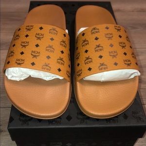 New never worn onli tried on . Size 8 women’s 6/6.5 men